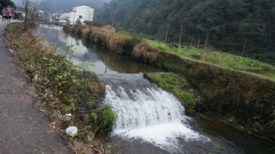 婺源山间溪流小瀑布美景