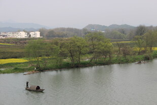 婺源水乡湖畔的悠然泛舟景象