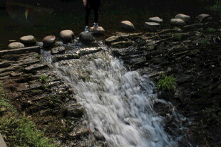 婺源山间石上流水景观