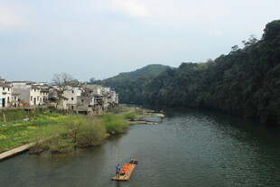 婺源河畔村落小船悠然景致