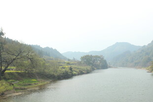 婺源宁静河畔的秀丽山水风光