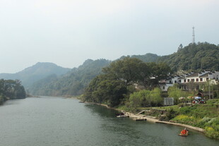 婺源河畔村落 山水相依美景