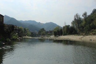 婺源河畔风光 远山近树映碧水