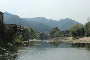婺源宁静河畔的山水村落风景