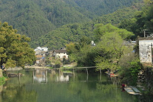 婺源山间河畔宁静风光