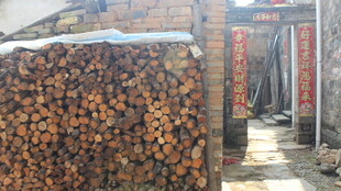 婺源冬日院中的整齐木柴堆