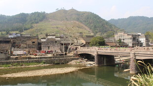 婺源古村石桥伴青山美景