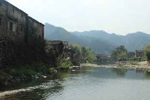 婺源河畔古村 山水相依的景致