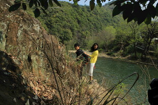 婺源河边漫步的户外爱好者