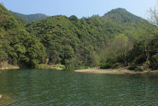 婺源青山环抱的静谧绿水