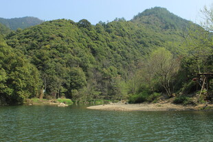 婺源青山绿水间的宁静湖畔