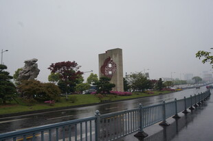 雨中的城市景观雕塑