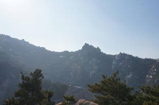 壮丽山景 阳光照耀峰峦