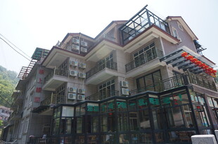 多层现代风格商业建筑