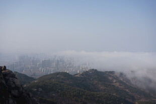 山峦云海间的壮美景观