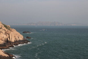 海边嶙峋岩石与辽阔大海