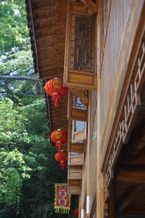 古雅木屋挂红灯笼