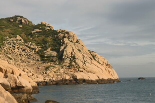 海边嶙峋岩石风光