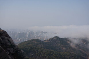 山峦云海间的壮美景色