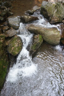 山间溪流潺潺过石景