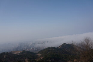 山峦云海间的壮丽景致