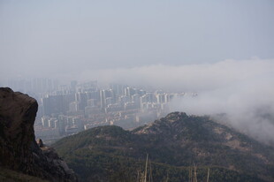 云雾缭绕中的城市山峦