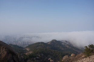 山峦云海间的壮美景观