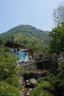 山间溪流旁的古朴建筑