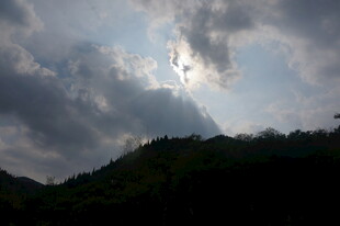山间云隙透阳光美景