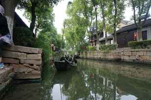 江南水乡河道小船景致