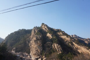 巍峨峻峭的壮丽山景