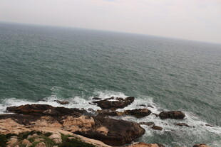 海边礁石与翻涌海浪
