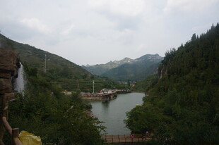 山间秀丽湖泊风景图