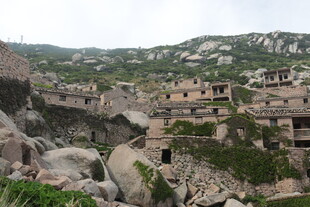 古老山村隐匿于山石之间