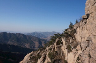 攀登陡峭山峰的壮丽景象