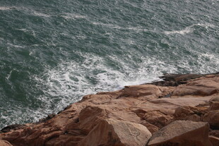 海边岩石与翻涌海浪