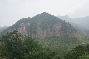 云雾缭绕的翠绿山峦