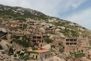 山坡上错落有致的古老建筑