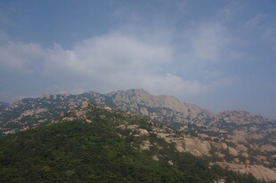 山峦叠翠间的壮美风光