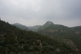 云雾缭绕的山峦景色