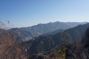 壮丽山景 蓝天映衬山峦