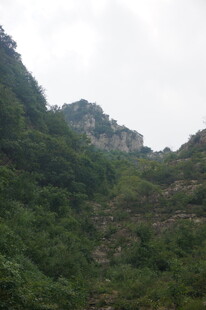 青山葱郁的秀丽山间景致