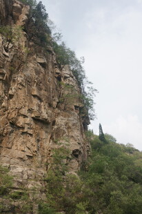 陡峭嶙峋的壮丽山壁