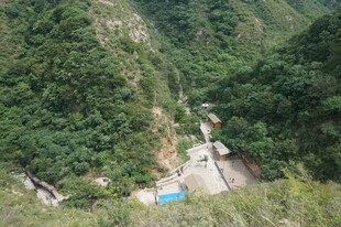 山谷中的蓝顶建筑