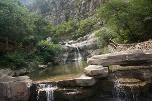 山间溪流瀑布自然美景