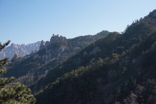 青山巍峨间的秀丽景致
