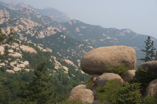 山间巨石与葱郁植被景观