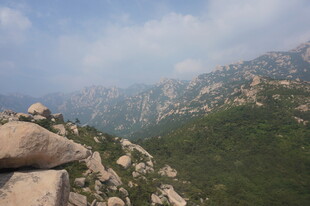 山峦云雾间的壮美景色