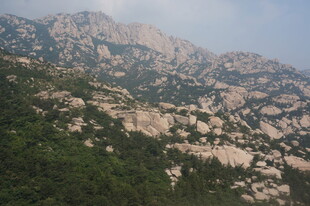 巍峨山峦绿意环绕