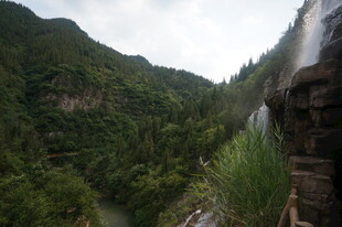 山间瀑布下的翠绿景致